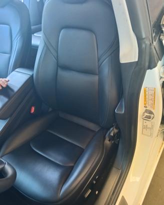 Interno sedili e pannelli in pelle Tesla Model 3 2