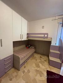 Cameretta per bambini con 3 letti