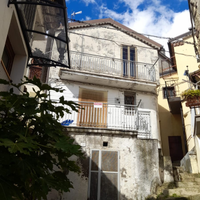 Casa con deposito e cantina ad Anzi