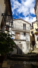 Casa con deposito e cantina ad Anzi