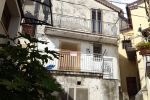 Casa con deposito e cantina ad Anzi