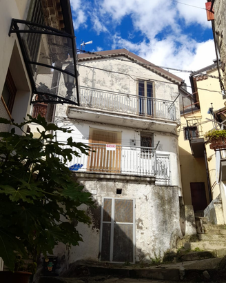 Casa con deposito e cantina ad Anzi