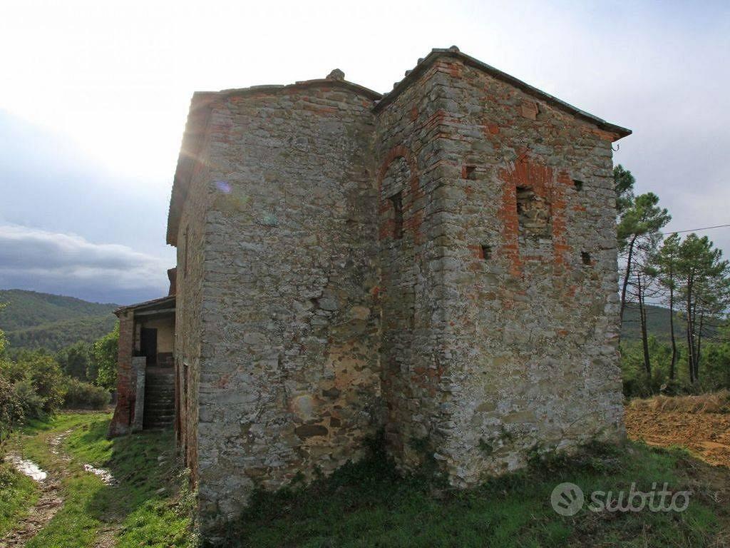 Rustico / Casale di 460 m² con 5 locali e box auto - Altro