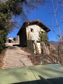 Rustico in pietra con terreno