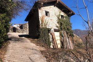 Rustico in pietra con terreno