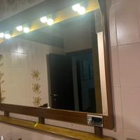 Specchio con luci di legno