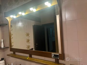 Specchio con luci di legno