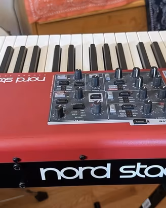 Nord Stage 4 88 tasti martellati rosso + pedale