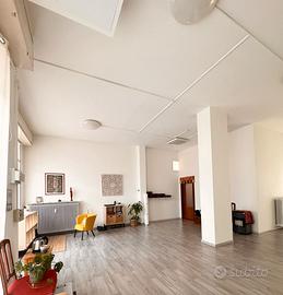 Luminoso Locale Commerciale di 70 mq - Tre Vetrine