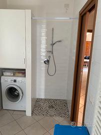 Soffione doccia con tubo flessibile ed asta