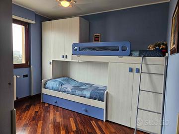 Cameretta bambini a soppalco con armadio
