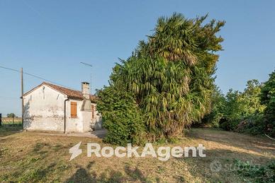 RUSTICO CON TERRENO DI 1.300 MQ