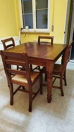 Tavolo in noce apribile con 6 sedie