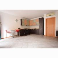 cucina con lavastoviglie frigo e forno