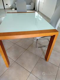 tavolo in legno ciliegio e vetro temperato.