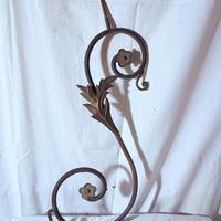 Antico candelabro da parete in ferro battuto