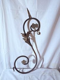 Antico candelabro da parete in ferro battuto