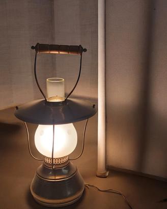 Lampada da tavolo anni 50 in ottone made Italia.