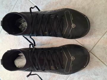 scarpe da calcio  con  tacchetti 