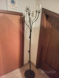 Lampada a piantana e lampadario in ottone