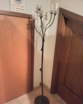 Lampada a piantana e lampadario in ottone