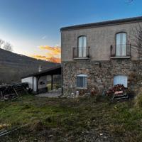 Rustico a due piani con terreno annesso