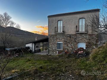 Rustico a due piani con terreno annesso