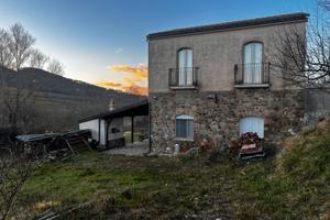 Rustico a due piani con terreno annesso
