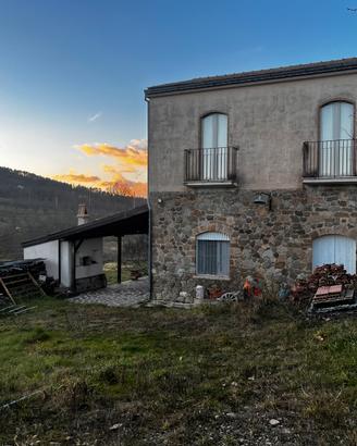 Rustico a due piani con terreno annesso