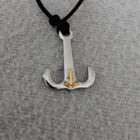 ciondolo ancora con dettagli in oro