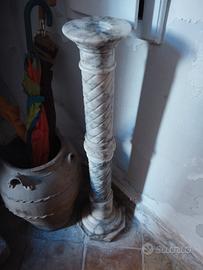 Antica colonna in marmo