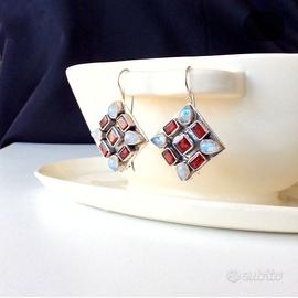 Orecchini in argento e pietre.