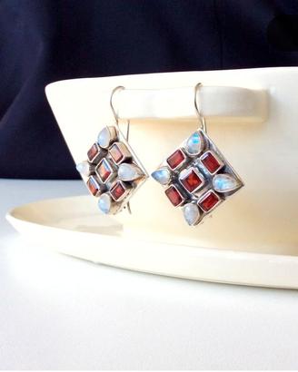 Orecchini in argento e pietre.