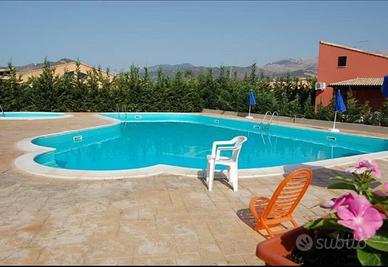 Villa Siragusa nel verde con piscina condominiale