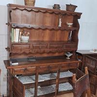 Salotto stile spagnolo e armadio a parete