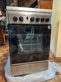 Cucina a gas con forno elettrico Indesit