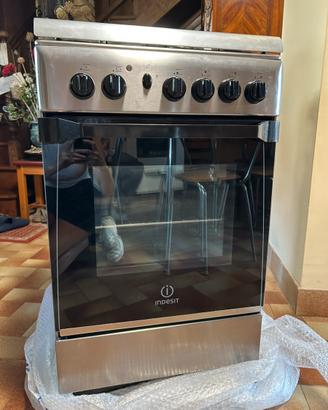 Cucina a gas con forno elettrico Indesit