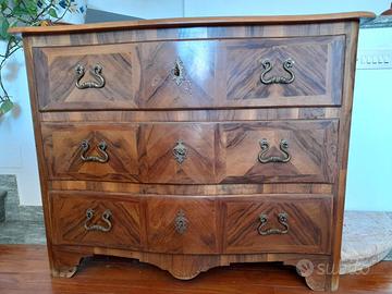 Antico cassettone dell’800