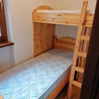 Camera a castello su misura in abete con armadio