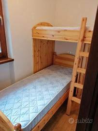 Camera a castello su misura in abete con armadio
