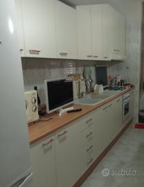 Cucina lineare completa di elettrodomestici