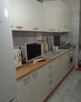 Cucina lineare completa di elettrodomestici