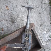 antico trapano manuale