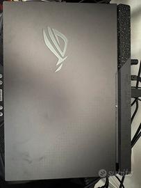 ASUS ROG Strix G15 PC Gaming poss di accessori