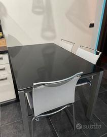 Tavolo Calligaris vetro temperato nero e metallo.