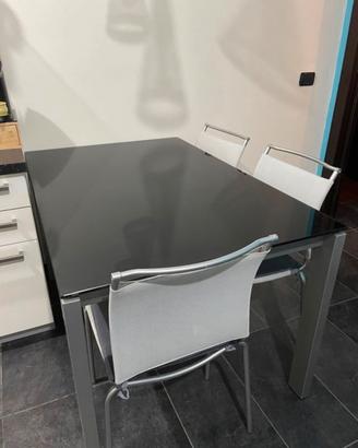 Tavolo Calligaris vetro temperato nero e metallo.