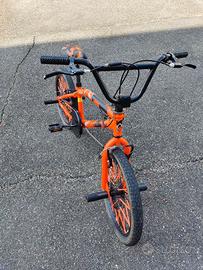 BMX Casadei – stile arancione e nero grintoso