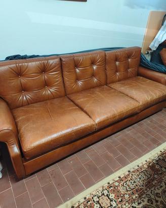 divano tre posti in pelle  con poltrone 