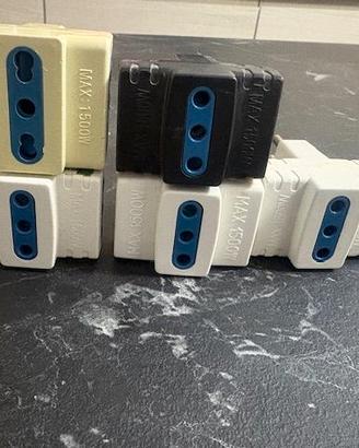 Stock 5 adattatori elettrici tripli.