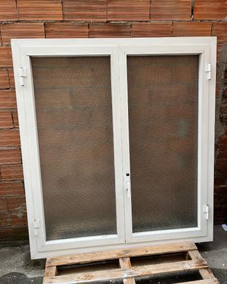 Finestra in alluminio alta 150 cm larga 140 cm